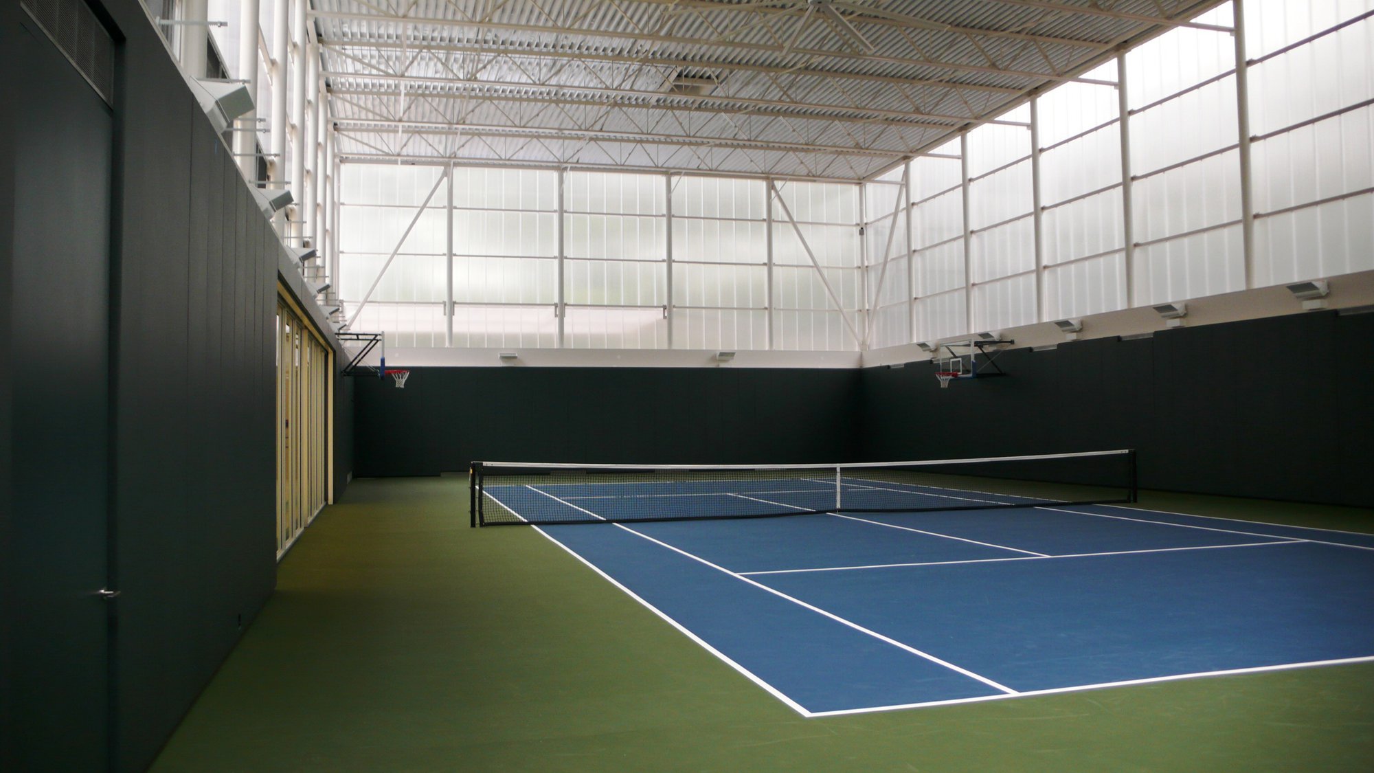 The Technical Advantages of Polycarbonate Glazing cover